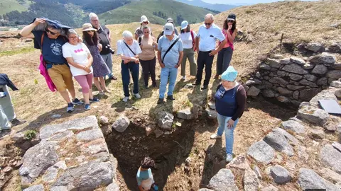 La arque&oacute;loga Rebeca Blanco-Rotea explica a los asistentes los trabajos arqueol&oacute;gicos realizados en el Forte do Bragandelo y la importancia hist&oacute;rica de este conjunto defensivo.