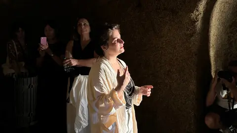 Paula Pintos gu&iacute;a al p&uacute;blico por el interior de una cova tradicional de Seadur durante el paseo sonoro inaugural de Entre Covas.