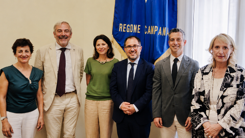 Marcos G&oacute;mez Rom&aacute;n, comisario del Xacobeo 2027, junto a representantes institucionales y responsables del &aacute;rea de turismo de la Regi&oacute;n de Campania durante la reuni&oacute;n de trabajo celebrada en N&aacute;poles para reforzar la promoci&oacute;n internacional de Galicia y del Camino de Santiago en el mercado italiano.