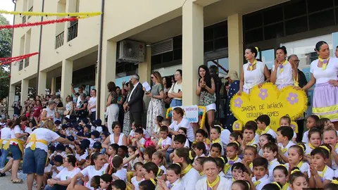 Cientos de ni&ntilde;os y ni&ntilde;as de distintos centros educativos y sociales participaron en las tradicionales Marchas de San Juan de Arcos de Valdevez, una celebraci&oacute;n que llen&oacute; las calles de color, m&uacute;sica y tradici&oacute;n popular.