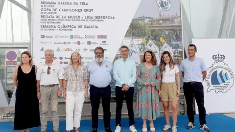Representantes da Real Federaci&oacute;n Galega de Vela, da Xunta de Galicia, da Deputaci&oacute;n de Pontevedra, do Concello de Vilagarc&iacute;a e doutras entidades colaboradoras participaron na presentaci&oacute;n da Copa Galicia de Vela 2026, que reunir&aacute; m&aacute;is de 240 regatistas no Centro Galego de Vela.
