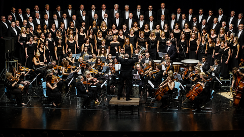 La Coral Casablanca de Vigo, acompa&ntilde;ada por su orquesta, ofrecer&aacute; el pr&oacute;ximo 18 de julio un gran concierto en el Auditorio de Castrelos, una de las citas musicales m&aacute;s esperadas del verano, con acceso gratuito a la platea hasta completar el aforo.
