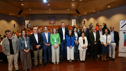 El conselleiro de Cultura, Jos&eacute; L&oacute;pez Campos, y la rectora de la Universidade de Santiago de Compostela, Rosa Crujeiras, posan junto a representantes institucionales y acad&eacute;micos tras la inauguraci&oacute;n de la nueva C&aacute;tedra Institucional de Gesti&oacute;n Cultural especializada en Patrimonio, en la Facultad de Humanidades del Campus de Lugo.