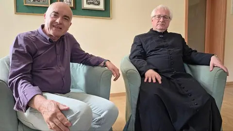 Ginter Kazimierz, profesor de Historia de la Liturgia en la Pontificia Universidad de la Santa Cruz de Roma, conversa con el director de DL-G, Roberto Ledo, durante la entrevista en la que analiza la historia de Polonia, sus v&iacute;nculos con Espa&ntilde;a y el papel del cristianismo en la construcci&oacute;n de la identidad europea.