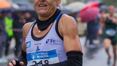 Julia Vaquero, durante una competici&oacute;n a&ntilde;os despu&eacute;s de su retirada de la &eacute;lite, convertida en un ejemplo de superaci&oacute;n personal. Su historia, marcada por el &eacute;xito deportivo y la lucha contra la enfermedad mental, inspira la novela Ch&aacute;mome Julia.