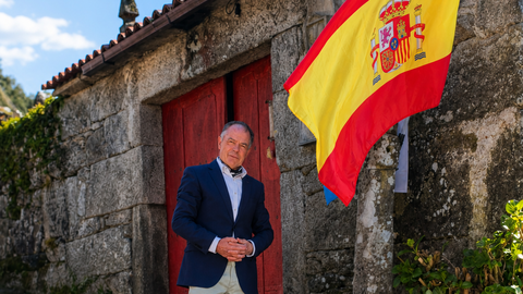 Maximino Fern&aacute;ndez Send&iacute;n, delante de la Casa Museo Etnogr&aacute;fico Pazo da Cruz, en Covelo, junto a la capilla de San Pedro de A Hermida, donde este s&aacute;bado se celebrar&aacute;n los actos en honor al patr&oacute;n y el tradicional encuentro con familiares, amigos y colaboradores.