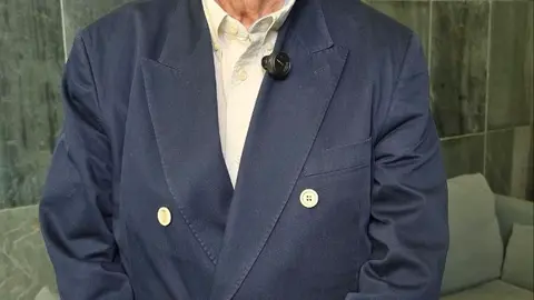 Jos&eacute; Pe&ntilde;&iacute;n, creador de la Gu&iacute;a Pe&ntilde;&iacute;n y una de las grandes figuras de la divulgaci&oacute;n vitivin&iacute;cola en Espa&ntilde;a, posa tras recibir el reconocimiento como Persoeiro de Honra de la Denominaci&oacute;n de Origen Ribeiro por su contribuci&oacute;n al prestigio y conocimiento del vino espa&ntilde;ol.