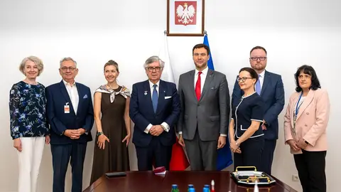 Juan Manuel Vieites, presidente de la Confederaci&oacute;n de Empresarios de Galicia (CEG) y c&oacute;nsul honorario de Polonia, posa junto al viceministro de Agricultura y Desarrollo Rural de Polonia, Adam Nowak, y representantes institucionales de ambos pa&iacute;ses durante el encuentro celebrado en Varsovia tras la entrega de la Distinci&oacute;n Honor&iacute;fica al M&eacute;rito en la Agricultura.