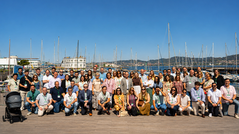 Participantes en el congreso de las EFAs celebrado en Vigo, en una imagen de grupo con la zona portuaria al fondo.