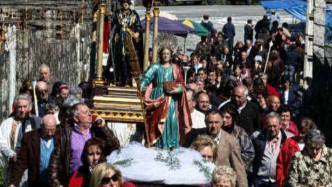 Procesi&oacute;n de San Beniti&ntilde;o de P&iacute;as, unha das tradici&oacute;ns relixiosas m&aacute;is arraigadas da parroquia ponteare&aacute;.