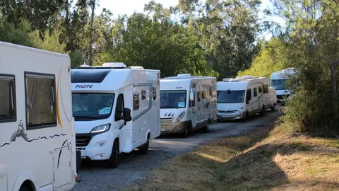 Las autocaravanas de la X Ruta Yakart &ldquo;Camino de Santiago&rdquo; avanzan en caravana durante su etapa por Sabucedo, antes de continuar rumbo a Pontevedra.