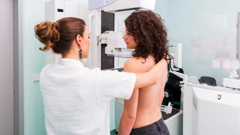 Una profesional sanitaria realiza una mamograf&iacute;a a una paciente, una de las pruebas clave para el diagn&oacute;stico precoz del c&aacute;ncer de mama y el seguimiento de las pacientes en los hospitales del Sergas.