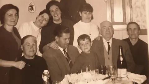 Fotograf&iacute;a familiar de la infancia del autor, un recuerdo que evoca sus ra&iacute;ces, el cari&ntilde;o de sus padres y el valor de la familia como origen de una vida marcada por la memoria, la gratitud y la esperanza.