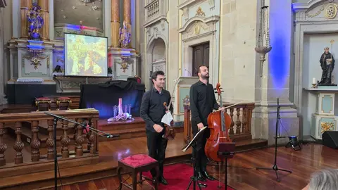 Francisco Lima, al viol&iacute;n, y Fernando Costa, al violonchelo, durante la interpretaci&oacute;n de Pilgrims of Time! With Bach en la iglesia de San Marcos, donde la m&uacute;sica de Bach dialog&oacute; con la creaci&oacute;n art&iacute;stica en directo.