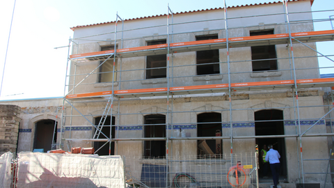 Obras de transformaci&oacute;n da antiga Escola Primaria de Guilhadeses na futura residencia de estudantes de Arcos de Valdevez, con capacidade para 27 alumnos do IPVC.