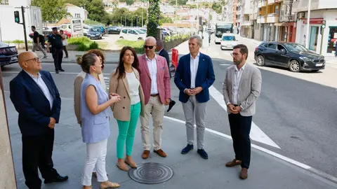 El presidente de la Xunta, Alfonso Rueda, junto al alcalde de Bueu, F&eacute;lix Juncal, y otros representantes institucionales durante la visita al entorno de la avenida Pazos Fontenla, donde se proyecta la humanizaci&oacute;n de la PO-315.