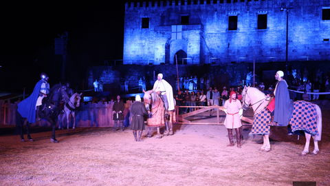 El Pa&ccedil;o de Giela se ilumin&oacute; para recrear el hist&oacute;rico Reencontro de Valdevez, el desaf&iacute;o caballeresco de 1141 entre Afonso Henriques y Alfonso VII que marc&oacute; el camino hacia la independencia de Portugal.