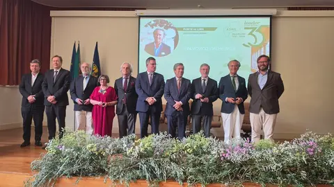 Foto de familia de los homenajeados y representantes institucionales durante la celebraci&oacute;n del 35.&ordm; aniversario de ADRIL, celebrada en la Escuela Superior Agraria de Ponte de Lima.