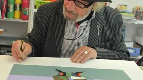 Secundino Diz asinando una litograf&iacute;a.
