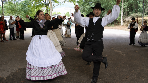 Integrantes da Asociaci&oacute;n Cultural Os Mu&iacute;&ntilde;os de Oliveira interpretan un baile tradicional galego durante unha das celebraci&oacute;ns da parroquia.