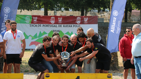 Los integrantes del Clube N&aacute;utico de Arcos de Valdevez celebran la conquista de la Copa de Portugal de kayak polo.