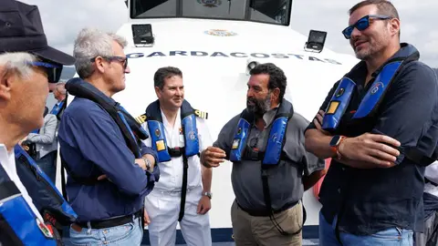 El presidente de la Xunta, Alfonso Rueda, durante la visita a la zona del pecio de Punta Restelos, en Fisterra, acompa&ntilde;ado por responsables del operativo que participar&aacute; en la intervenci&oacute;n arqueol&oacute;gica subacu&aacute;tica prevista para septiembre.
