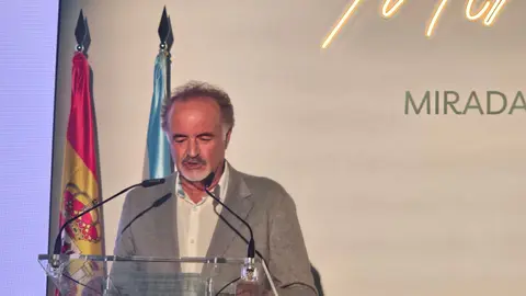 Acto de presentaci&oacute;n de Miradas do Cami&ntilde;o, de Manuel Quintana Martelo, en la Cidade da Cultura, con la intervenci&oacute;n institucional en un escenario concebido como una evocaci&oacute;n visual y espiritual de la ruta jacobea.