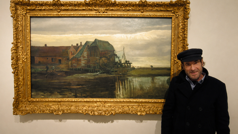 Diego de Gir&aacute;ldez, durante una visita al Museo Nacional Thyssen-Bornemisza de Madrid, junto a una de las obras expuestas en sus salas.