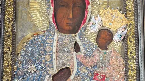 Primer plano de la Virgen Negra de Częstochowa, joya espiritual de Polonia y s&iacute;mbolo de la fe de todo un pueblo. La tradici&oacute;n atribuye a este icono innumerables gracias y milagros, convirti&eacute;ndolo desde hace siglos en uno de los grandes centros de peregrinaci&oacute;n del cristianismo.