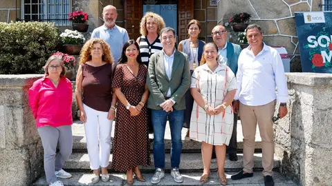 Representantes de la Xunta y del Concello de Mos, tras la firma del convenio para implantar el ciclo de grado medio de Soldadura y Calderer&iacute;a en el Instituto de Mos a partir del curso 2026/27.