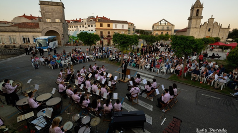 A Agrupaci&oacute;n Musical do Rosal ofrece un dos seus concertos na Praza do Calvario, convertida nun gran auditorio ao aire libre. Este mesmo espazo acoller&aacute; a retransmisi&oacute;n en directo da s&uacute;a participaci&oacute;n no World Music Contest de Kerkrade para que a veci&ntilde;anza poida acompa&ntilde;ar &aacute; banda neste hist&oacute;rico reto internacional.