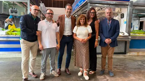 El delegado territorial de la Xunta en Lugo, Alfonso Villares (centro), durante su visita al Mercado de Abastos de Viveiro, donde present&oacute; la inversi&oacute;n de 500.000 euros destinada a la remodelaci&oacute;n integral de las instalaciones junto a representantes de los placeros y responsables del mercado.