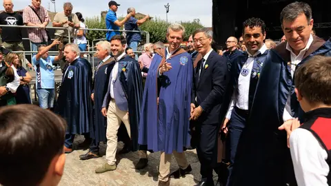 Alfonso Rueda, acompa&ntilde;ado por autoridades y miembros del Cap&iacute;tulo Seren&iacute;simo del Albari&ntilde;o, durante los actos centrales de la fiesta en Cambados.