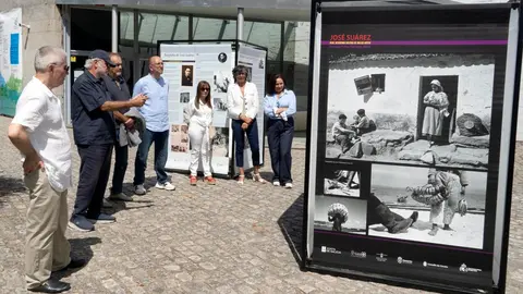 Representantes institucionais e culturais durante a inauguraci&oacute;n da exposici&oacute;n Jos&eacute; Su&aacute;rez, vida e obra no Museo do Mar de Galicia, en Vigo.