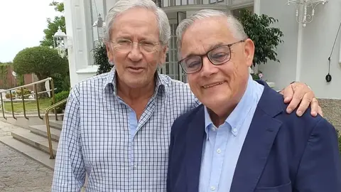 Fernando &Oacute;nega (derecha), junto a un amigo, en una imagen que evoca su cercan&iacute;a, humanidad y profunda vinculaci&oacute;n con Galicia.