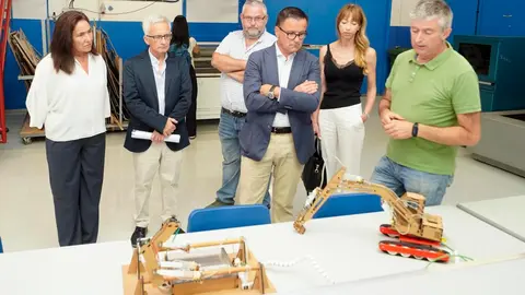 La comitiva conoce algunos de los proyectos desarrollados en los programas de formaci&oacute;n t&eacute;cnica del CIFP de Coia.