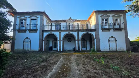 Vista frontal de uno de los principales cuerpos residenciales de la Quinta de Enxomil, articulado mediante una galer&iacute;a de tres arcos, balcones de hierro y recercados de granito. R. LEDO.