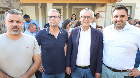 Representantes municipales y vecinales, junto al presidente de la C&aacute;mara Municipal de Arcos de Valdevez, Oleg&aacute;rio Gon&ccedil;alves, durante la inauguraci&oacute;n del Centro de Apoyo al Turismo de Sistelo.