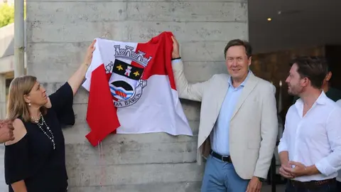 Descubrimiento de la placa conmemorativa de la renovaci&oacute;n del bar de las piscinas municipales.