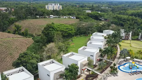 Pereira se abre al verde infinito del Eje Cafetero, donde la modernidad convive con una naturaleza exuberante y un paisaje marcado por el trabajo, el civismo y la voluntad de reconstrucci&oacute;n.