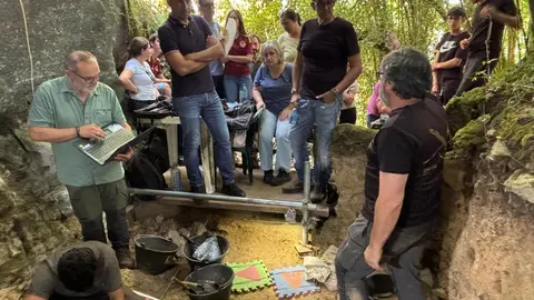 Investigadores trabajan en uno de los niveles arqueol&oacute;gicos de Cova Eir&oacute;s durante la nueva campa&ntilde;a de excavaciones en el yacimiento de Triacastela.