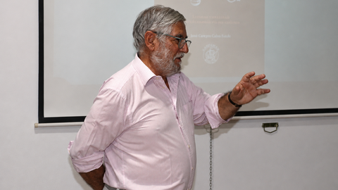 El escritor Juan Campos Calvo-Sotelo, durante la presentaci&oacute;n en Sanxenxo de su obra sobre el pirata pontevedr&eacute;s Benito Soto.