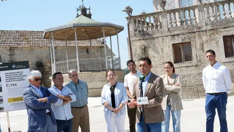 Luis L&oacute;pez destaca el car&aacute;cter transformador del Plan Extra durante la inauguraci&oacute;n de la humanizaci&oacute;n de Cabreira, acompa&ntilde;ado por la alcaldesa Marta Valc&aacute;rcel y representantes locales.