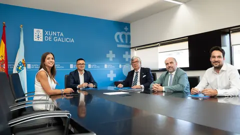 Representantes de la Xunta, la CEG y UGT-Galicia durante la firma del Plan integral para mejorar la prevenci&oacute;n, el bienestar laboral y la reincorporaci&oacute;n saludable al trabajo en Galicia entre 2026 y 2029.