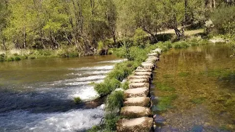 Os tradicionais Pasos de Tat&iacute;n atravesan o r&iacute;o Tea na contorna de Outerelo, unha mostra da relaci&oacute;n hist&oacute;rica entre a veci&ntilde;anza e a auga.