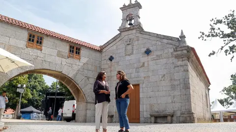 La delegada territorial de la Xunta en Vigo, Ana Ortiz, recorre la Finca de San Roque junto a una representante de la hermandad para conocer los &uacute;ltimos preparativos de la romer&iacute;a.