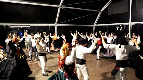 Integrantes de las comunidades portuguesas en Francia y Canad&aacute; interpretan danzas tradicionales ante el p&uacute;blico congregado en la Pra&ccedil;a da Rep&uacute;blica.