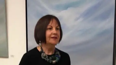 Dolores Guerrero, diante dunha das s&uacute;as obras, leva &aacute; Capela de Santa Mar&iacute;a de Lugo unha proposta art&iacute;stica na que natureza, reciclaxe e conciencia ambiental se dan a man.