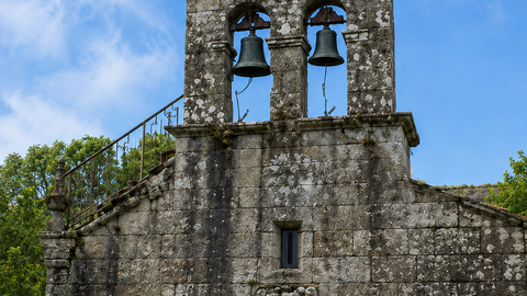 A igrexa que tomou o relevo. A actual igrexa parroquial de Santo Estevo, situada na Costa, converteuse no s&eacute;culo XVIII no novo centro relixioso de Castel&aacute;ns tras o traslado da parroquia desde o seu antigo emprazamento.