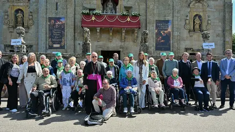 Usuarios e profesionais da Fundaci&oacute;n San Rosendo, xunto con representantes institucionais e eclesi&aacute;sticos, diante do santuario dos Milagres durante a tradicional peregrinaci&oacute;n, que reuniu preto dun milleiro de persoas nunha xornada de convivencia en Ba&ntilde;os de Molgas.